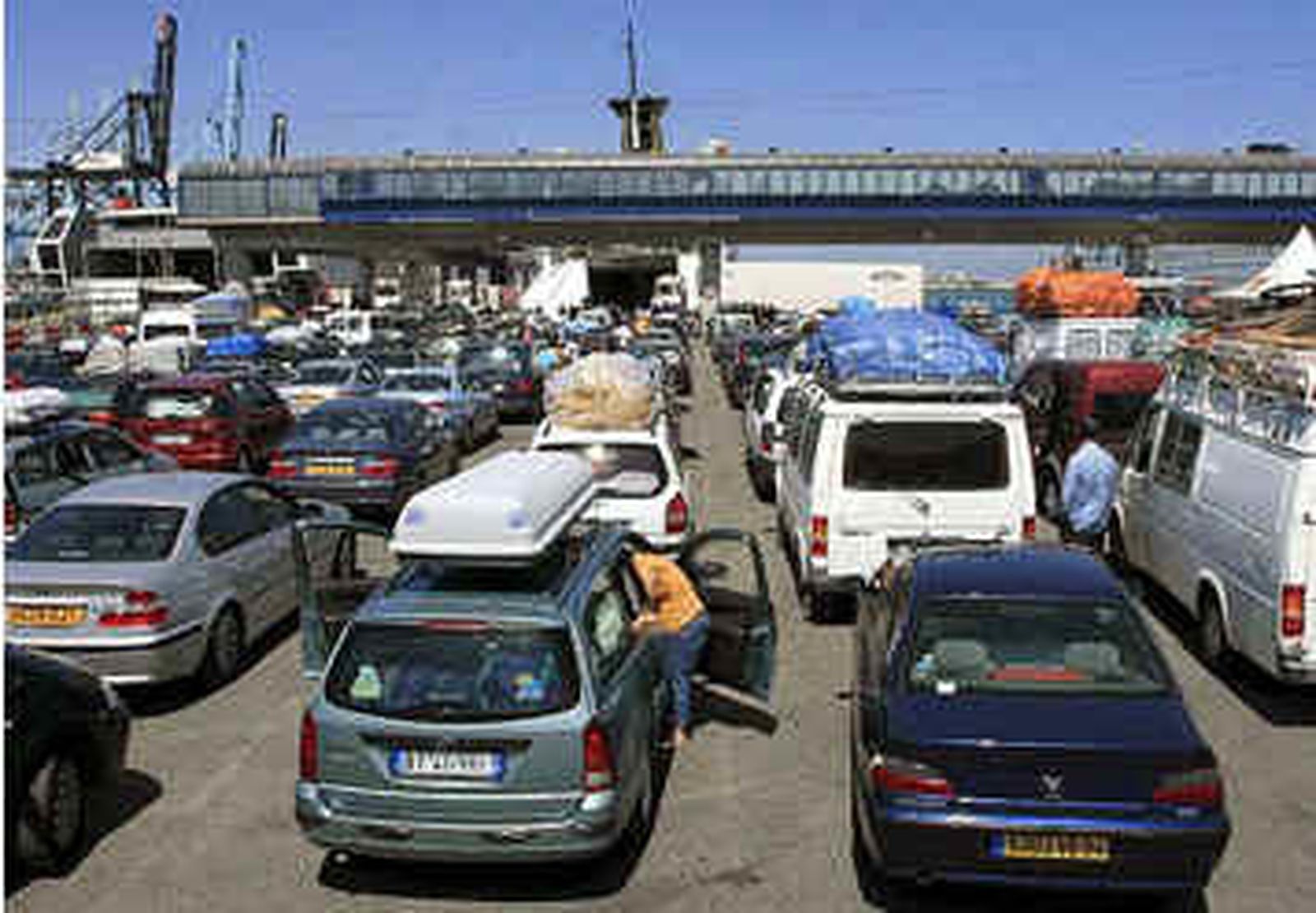 Casi 5.000 vehículos embarcan desde Algeciras desde  el inicio de la Operación Paso del Estrecho