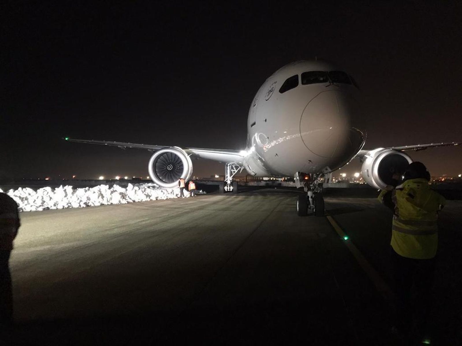 Un avión permanece en pista mientras se examina uno de sus motores