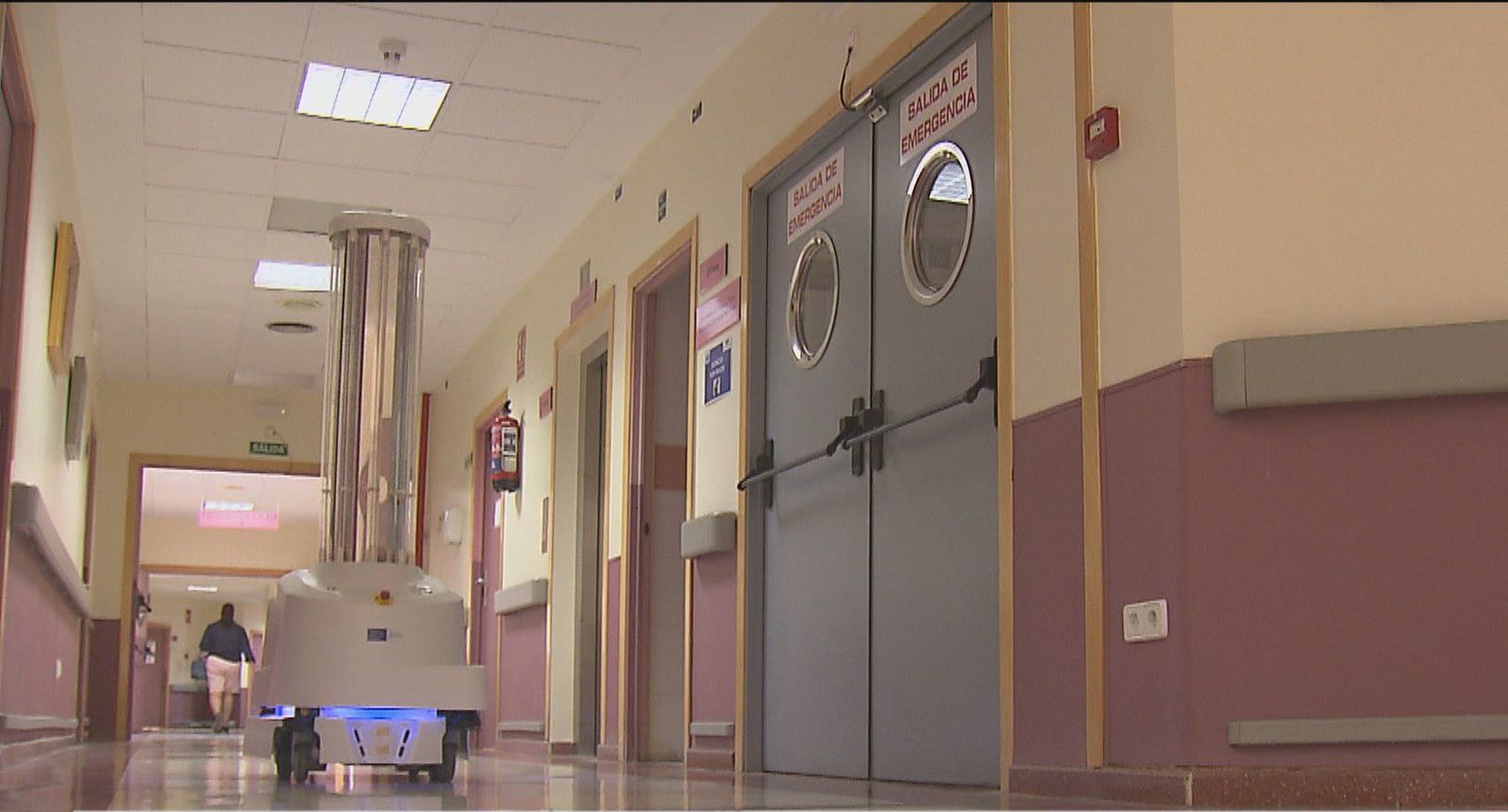 Un robot limpia con rayos UVA las habitaciones de pacientes Covid del Hospital San Rafael