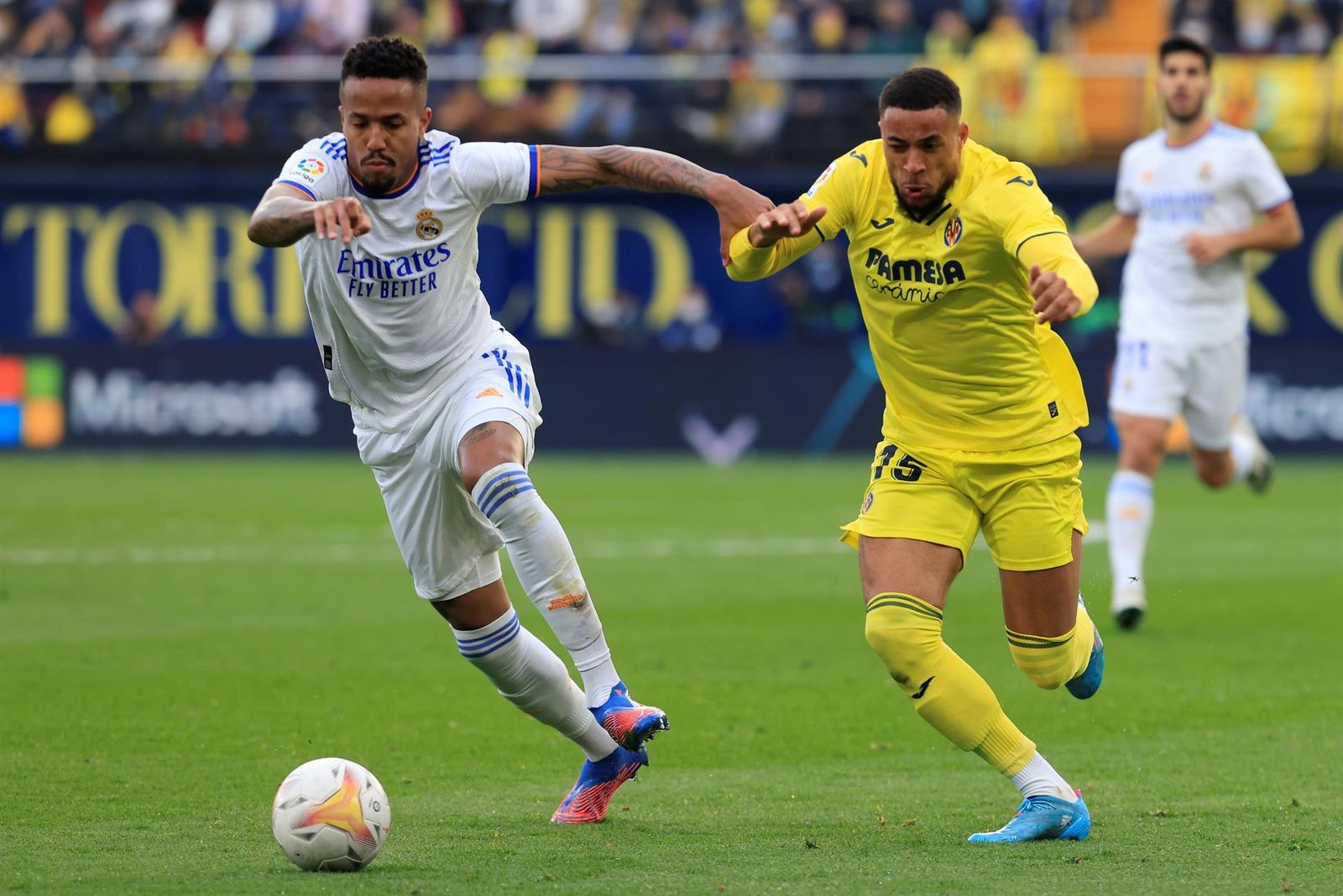 El defensa del Real Madrid Eder Militao y el delantero del Villarreal Arnaut Danjuma