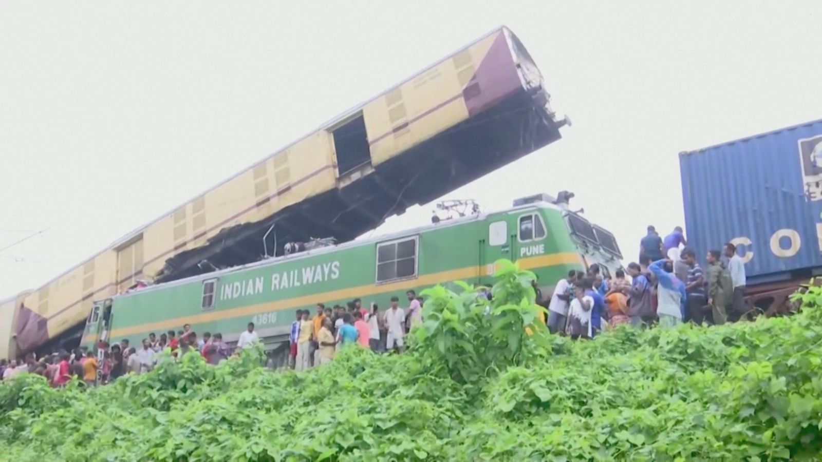 Al menos 15 muertos y 20 heridos en un choque de trenes en el noreste de la India