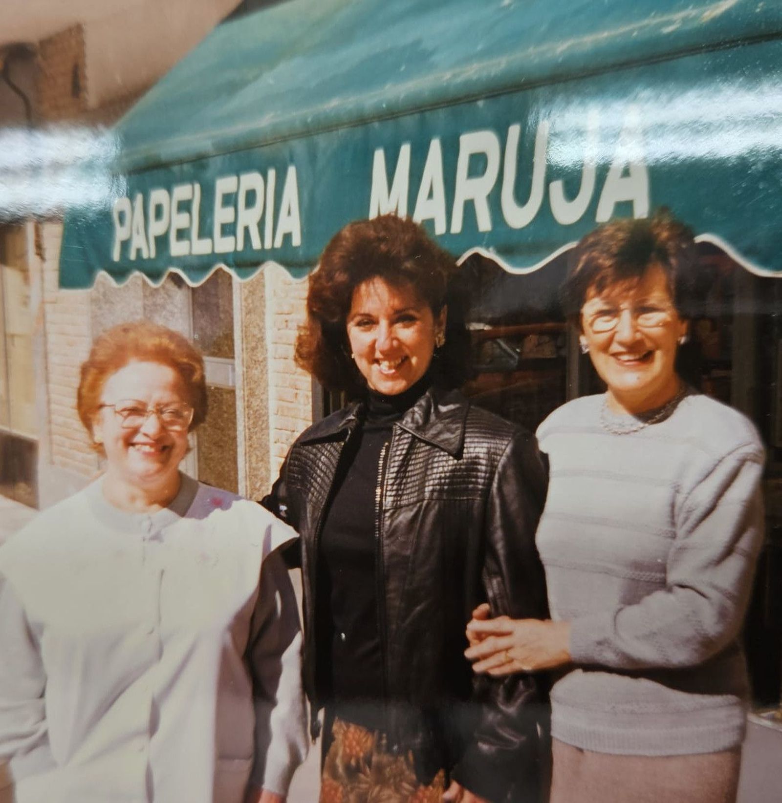 Maruja, a la izquierda, junto a dos amigas en el exterior de la papelería