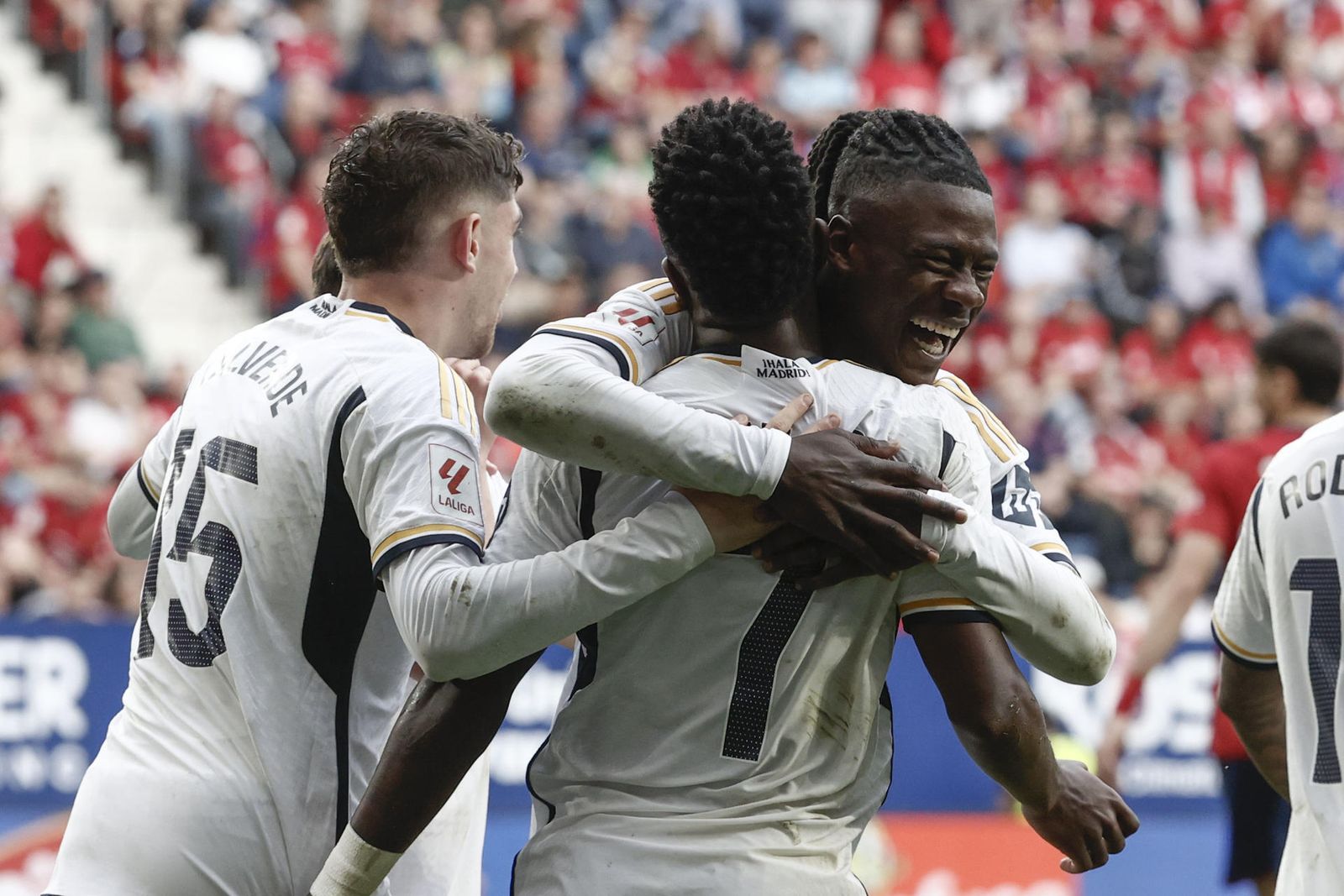 Camavinga y Valverde felicitan a Vinicius tras anotar un gol a Osasuna