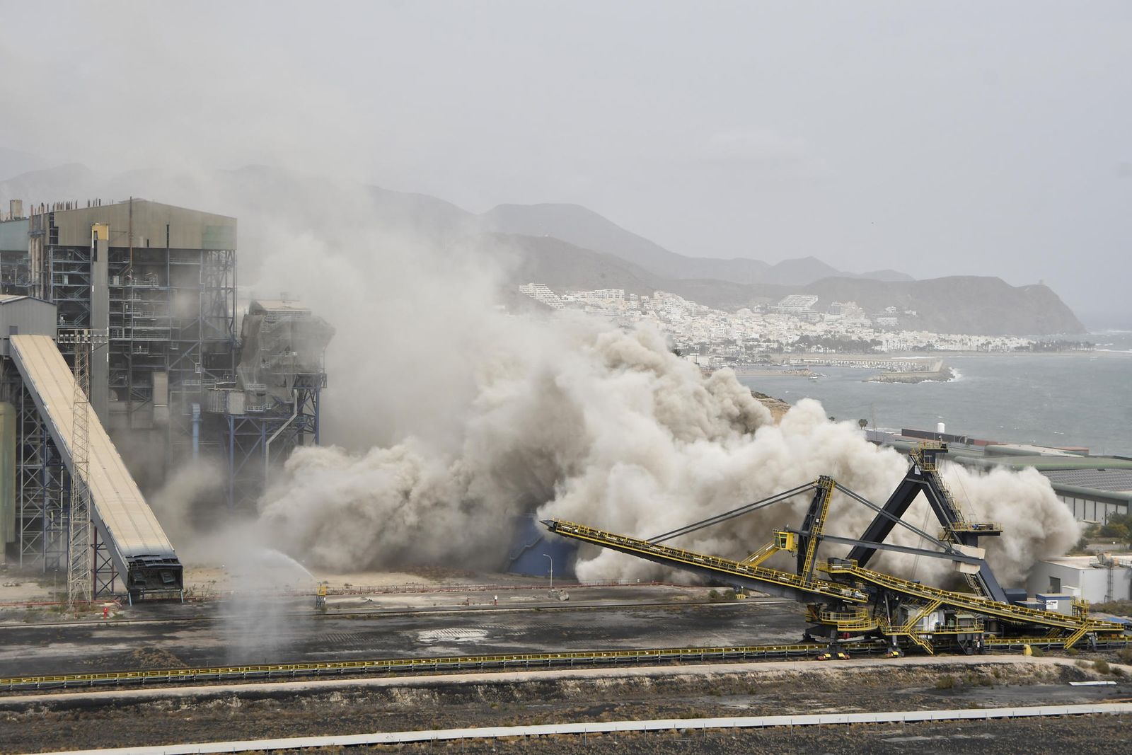 Voladura de la chimenea de la central térmica de Carboneras, en Almería