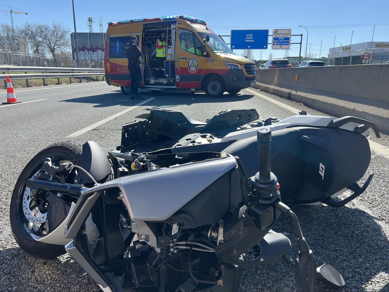 Accidente entre dos turismos y una moto en la A-42