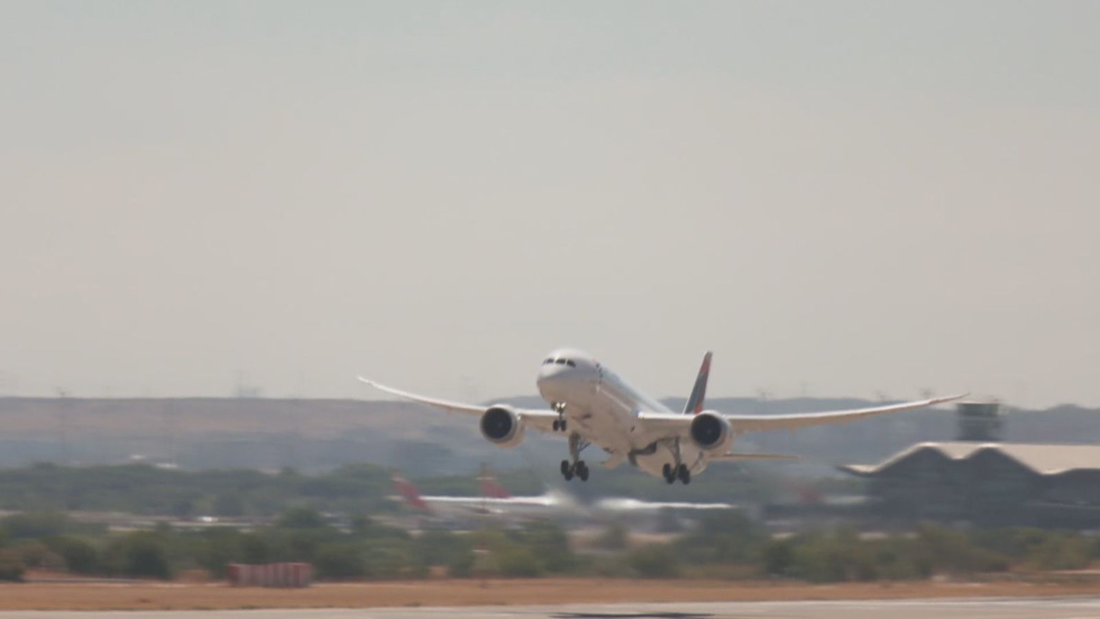 Los viajeros cambian el tren por el avión para regresar a Andalucía