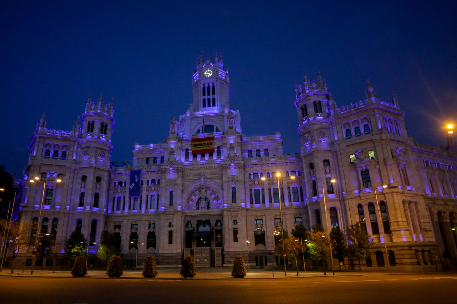 El Ayuntamiento de Madrid, iluminado de azul