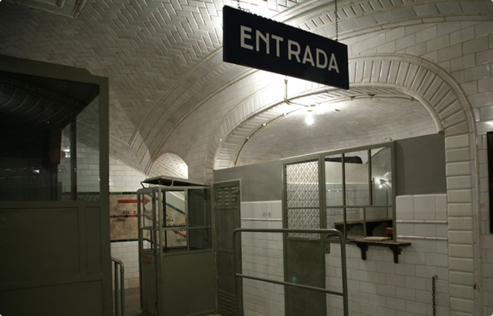 Taquilla a la entrada de la estación de Chamberí