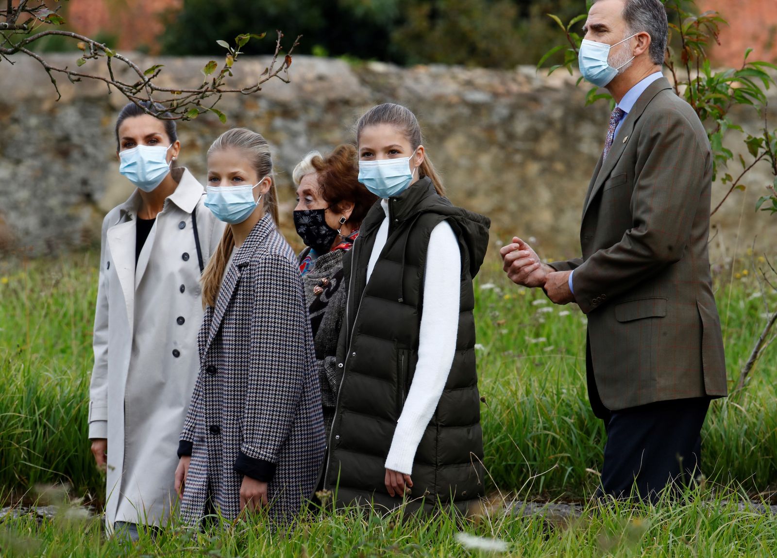 Los reyes Felipe VI y Letizia y sus hijas, la princesa Leonor y la infanta Sofía, a su llegada este sábado a la localidad asturiana de Somao