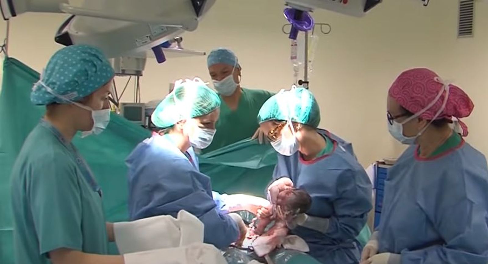 Parto por cesárea en un hospital de Madrid