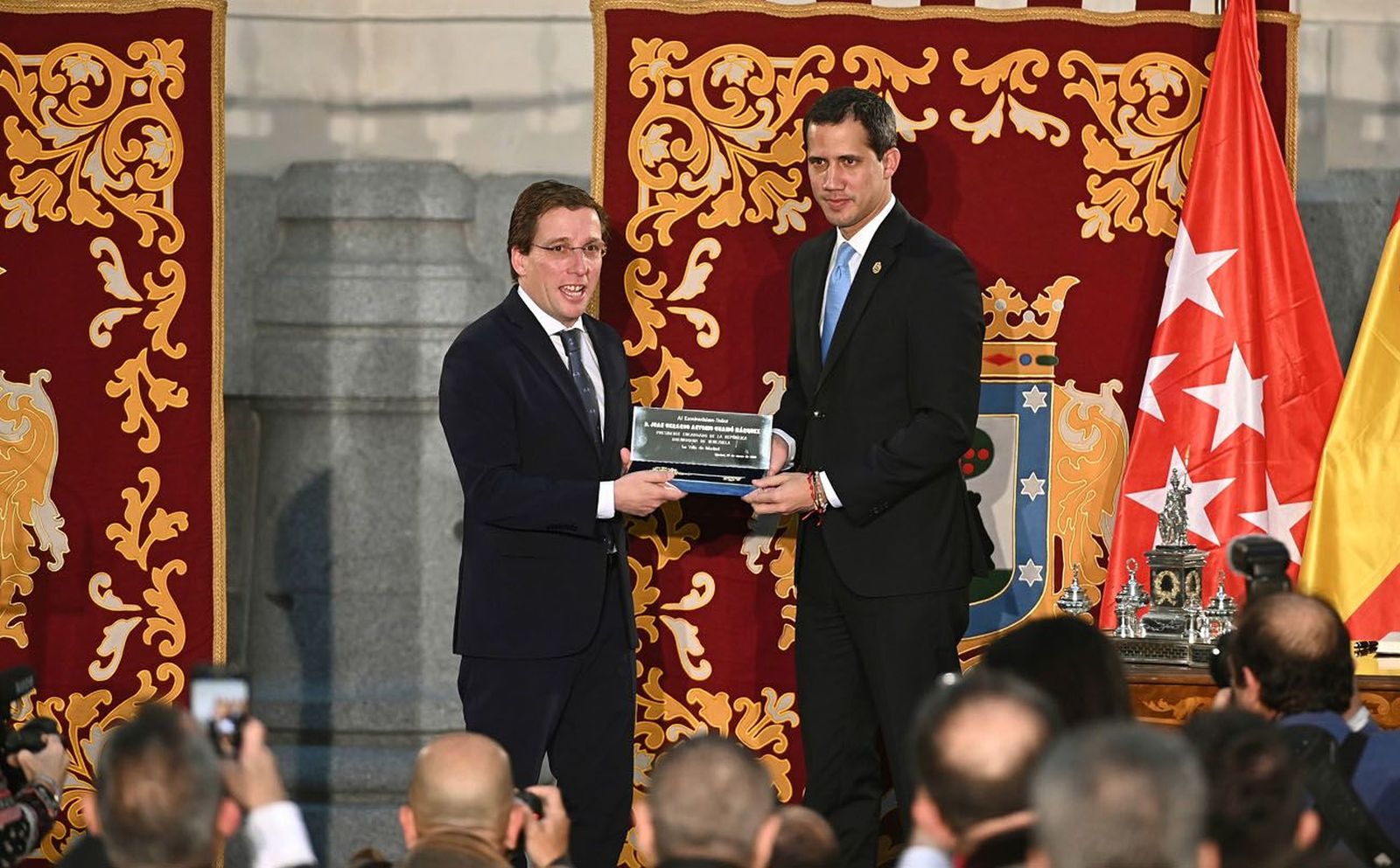 Guaidó recibe la Llave de Oro de Madrid como "auténtico presidente" de Venezuela