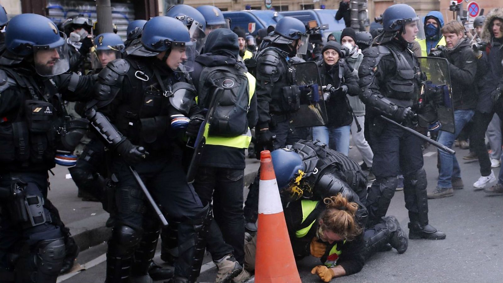 Quinto sábado de protestas de los ‘chalecos amarillos’ con 85 detenidos en París