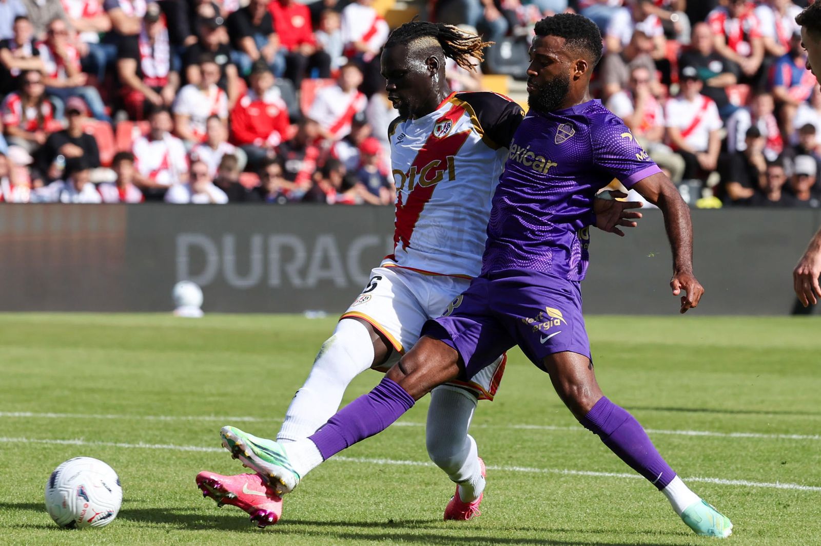 El dentrocampista del Elche Thomas Lemar  y el centrocampista del Rayo Vallecano Pathé Ciss
