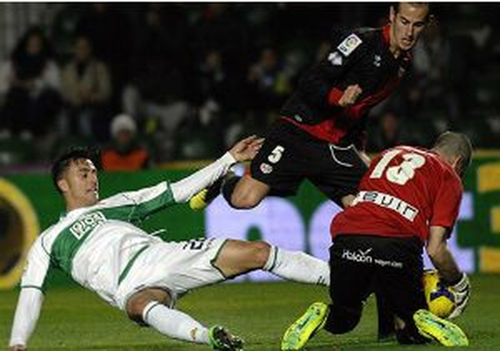 2-0. El Elche se quedó con tres puntos clave ante un Rayo en inferioridad