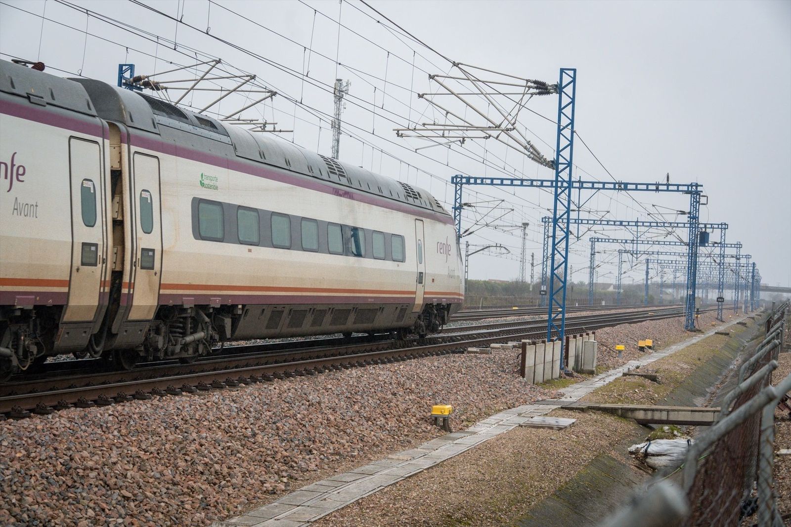 Continúan los retrasos y el malestar entre los viajeros por las limitaciones de velocidad en los trenes de alta velocidad