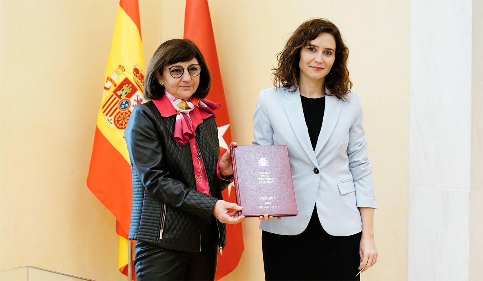 Ayuso recibe la Memoria 2021 de la Fiscalía  de Madrid en la Real Casa de Correos