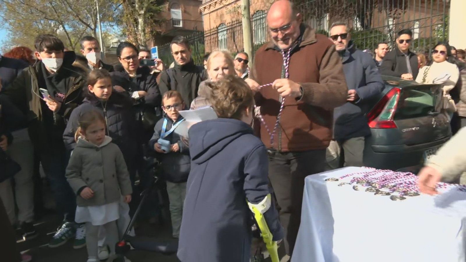 Así se vive la imposición de medallas a los niños del hospital Niño Jesús