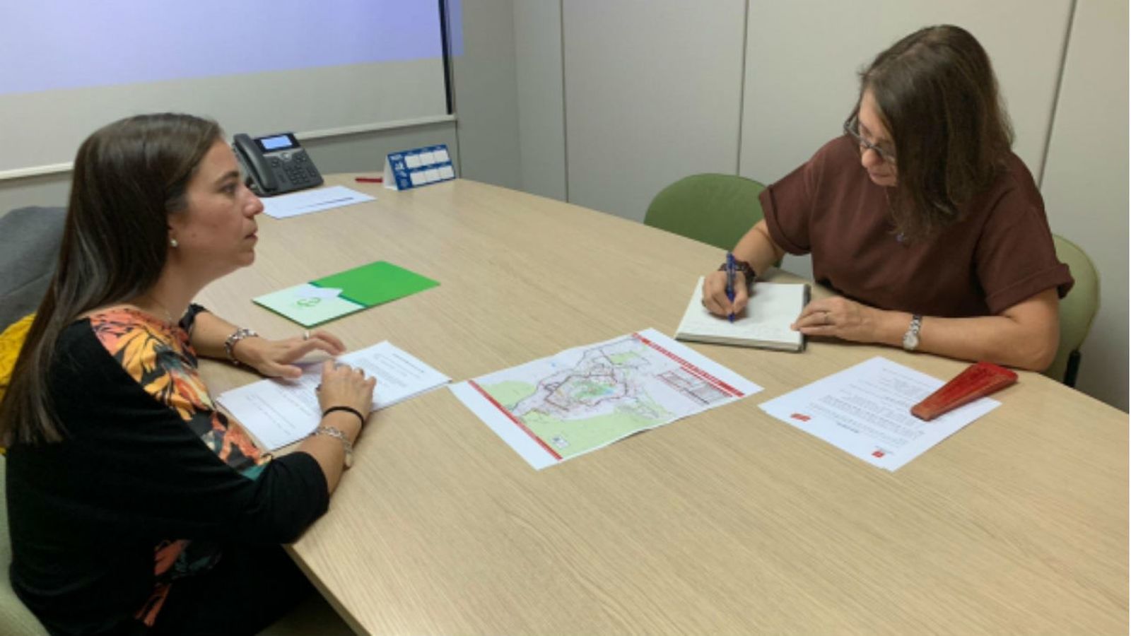 Delegada de Transporte Interurbano del CRTM, Berta Nieto,  y la concejal de Tres Cantos de Movilidad, María del Mar Sánchez