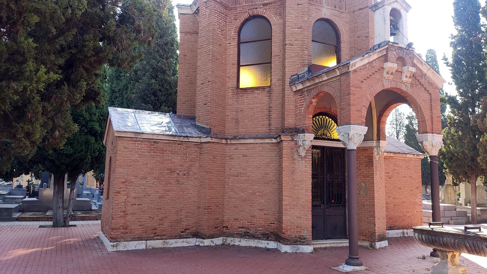 El tejado de plomo de la capilla del cementerio alcalaíno ya reparado