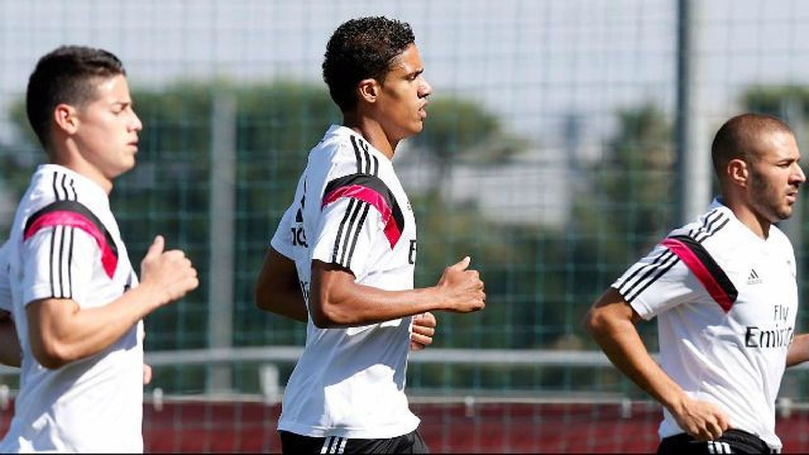 James, Benzema y Varane ya sudan en Valdebebeas