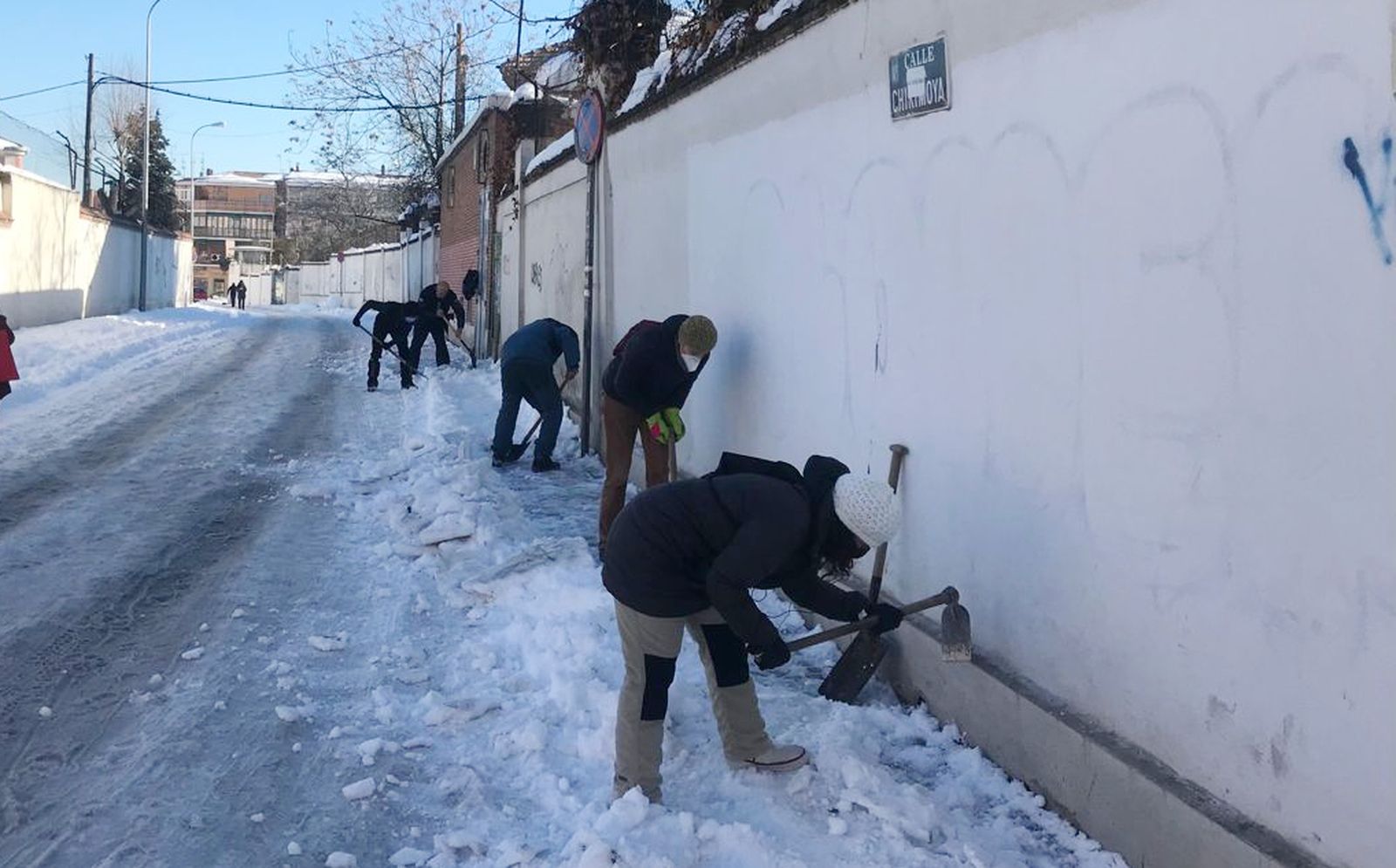 Vecinos retiran nieve para abrir un paso hacia el centro de salud de Aguacate, Carabanchel
