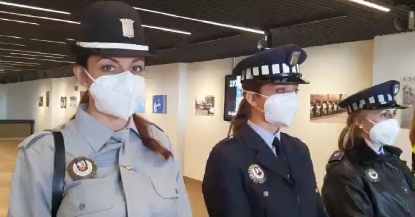 Algunos de los uniformes históricos de las agentes de Policía Municipal de Madrid