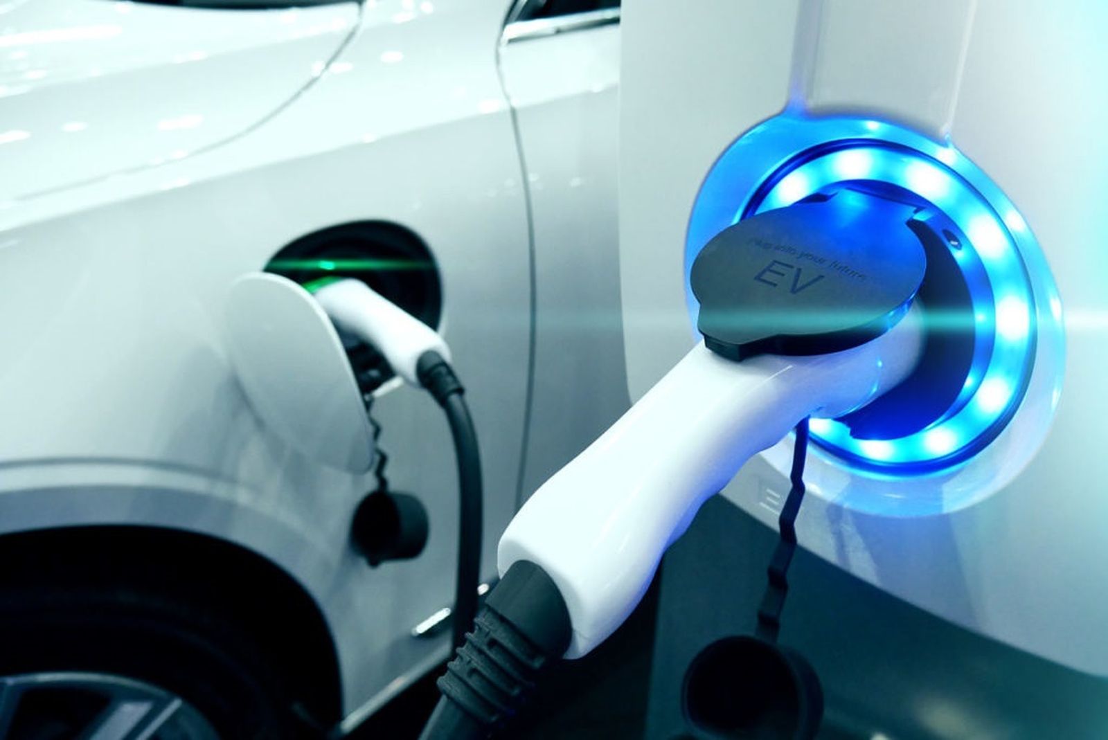 Un vehículo eléctrico recargándose