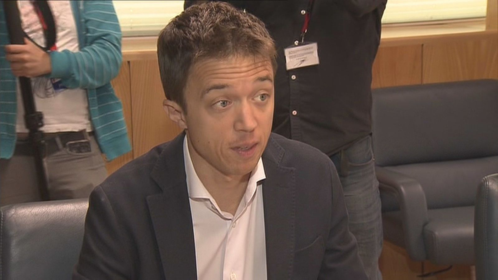 Errejón guarda silencio tras reunirse con su grupo parlamentario en la Asamblea