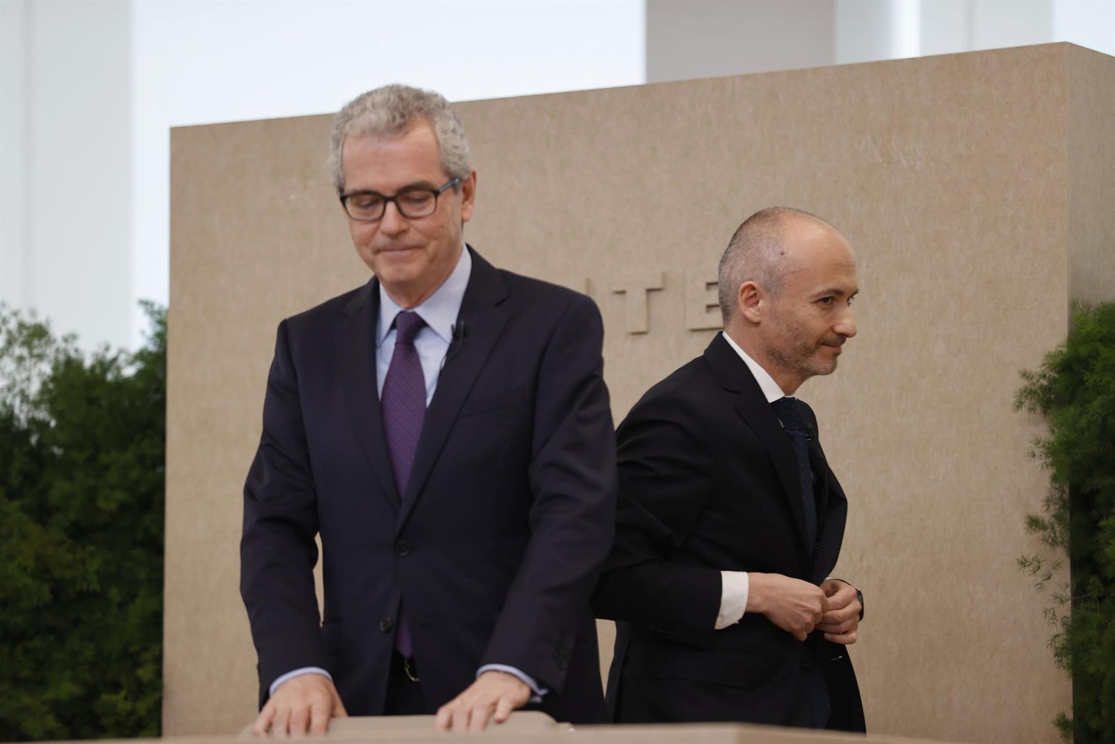 El todavía presidente de Inditex, Pablo Isla (i), y el nuevo consejero delegado, Óscar García Maceiras (d)