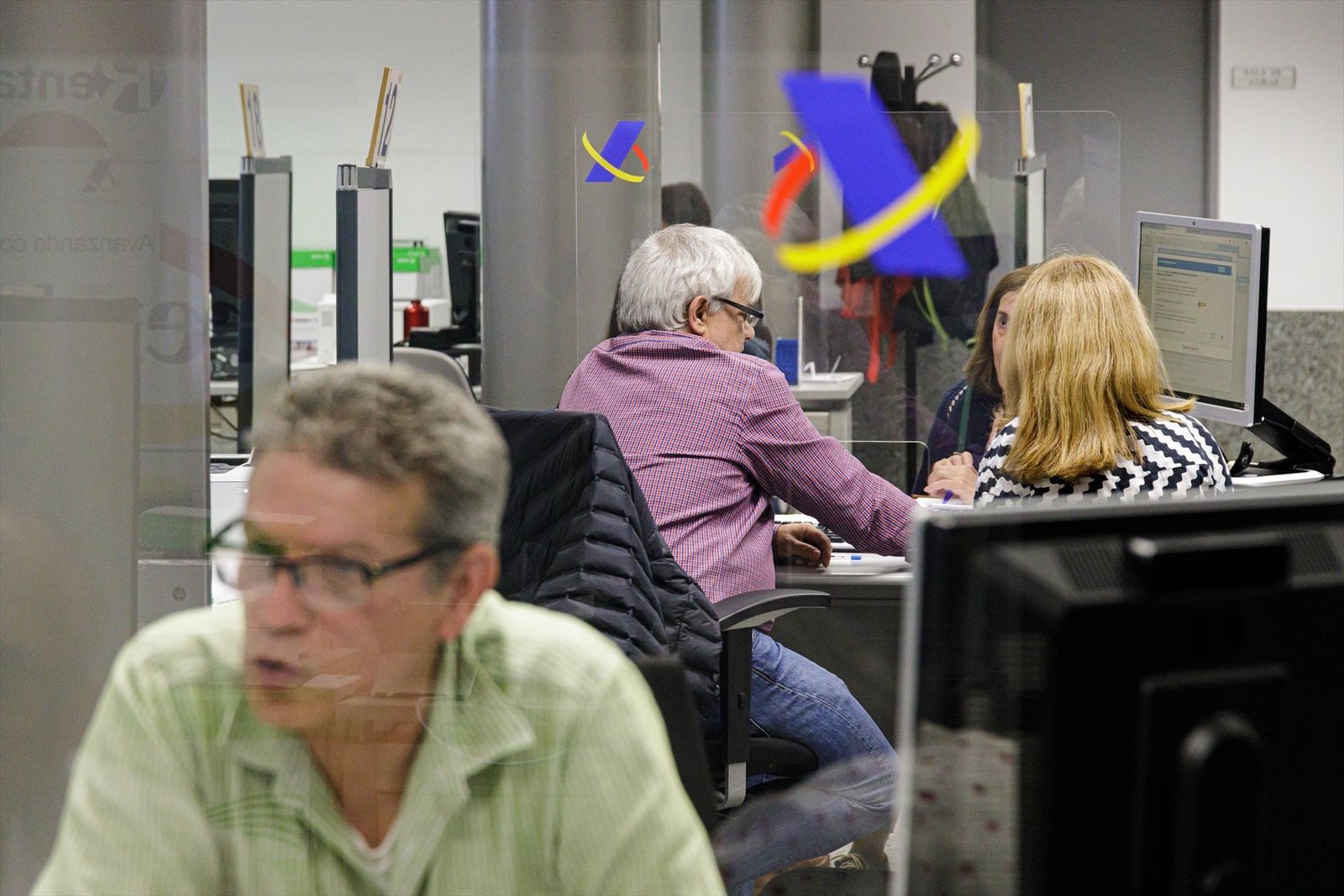 Varias personas son atendidas en la Agencia Tributaria