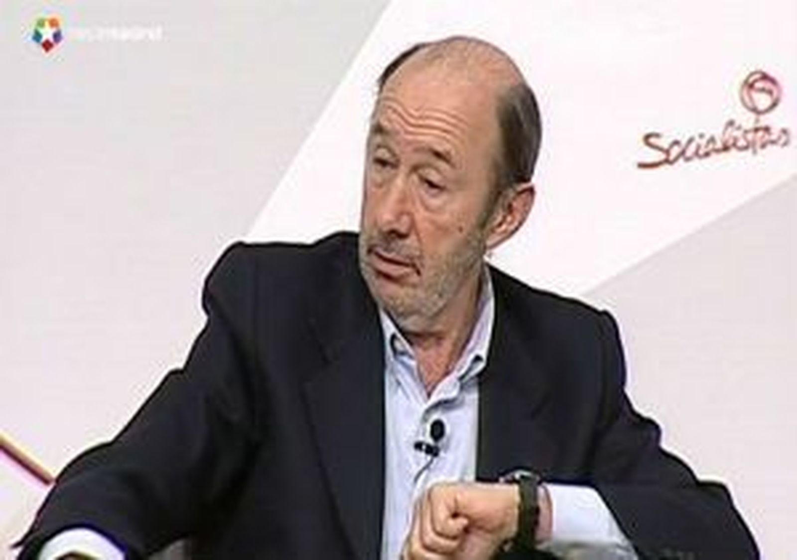 Rubalcaba advierte a Rajoy que sus reformas se pueden parar y lo van a hacer