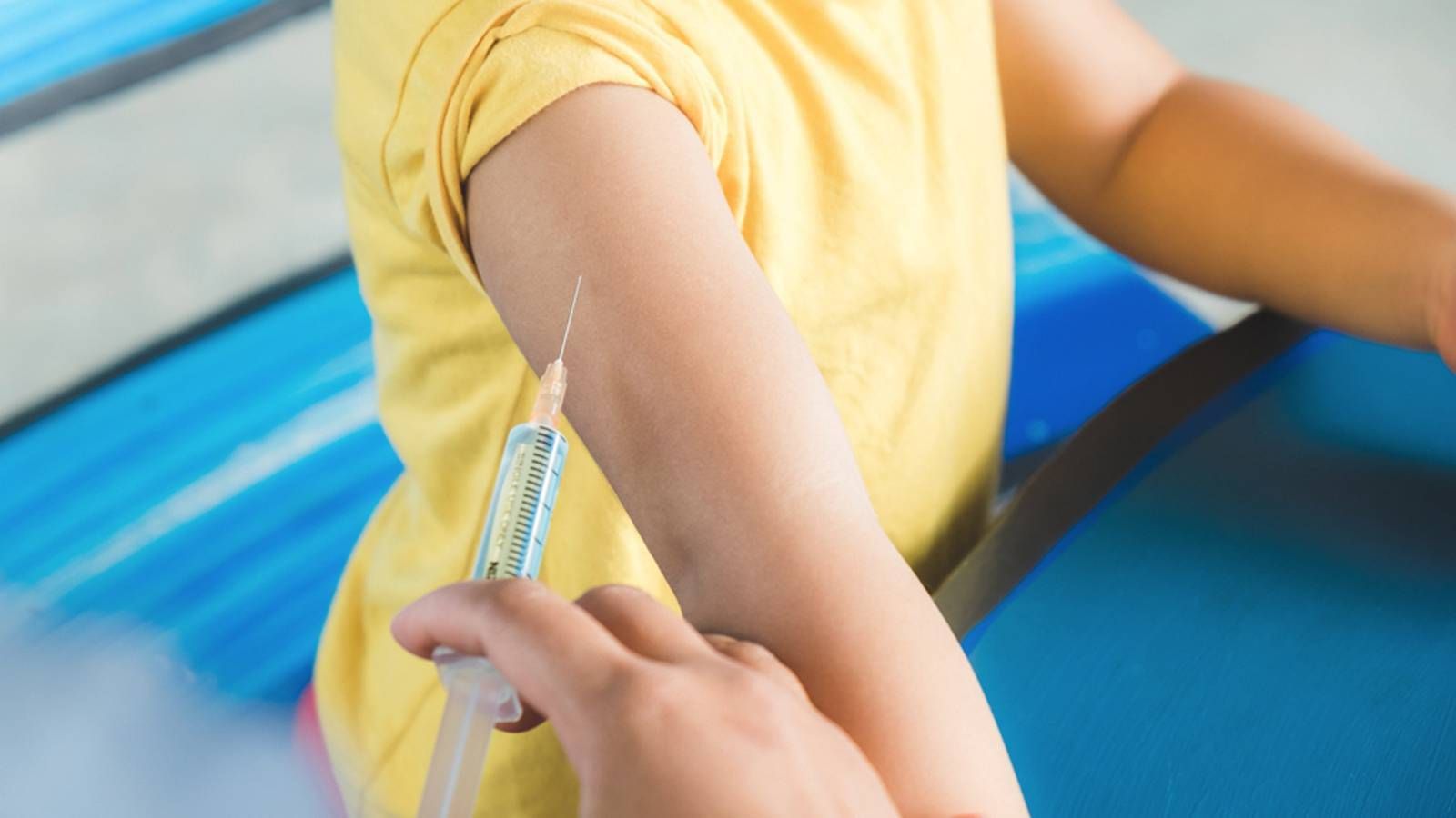 Vacuna de la hepatitis en un niño