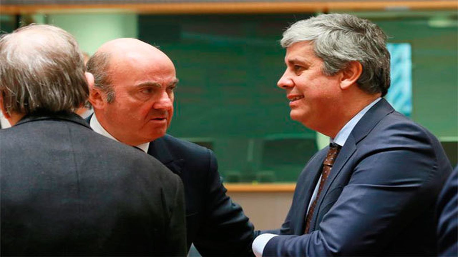 Luis de Guindos charla con el nuevo presidente del Eurogrupo, el ministro de Finanzas portugués, Mário Centeno