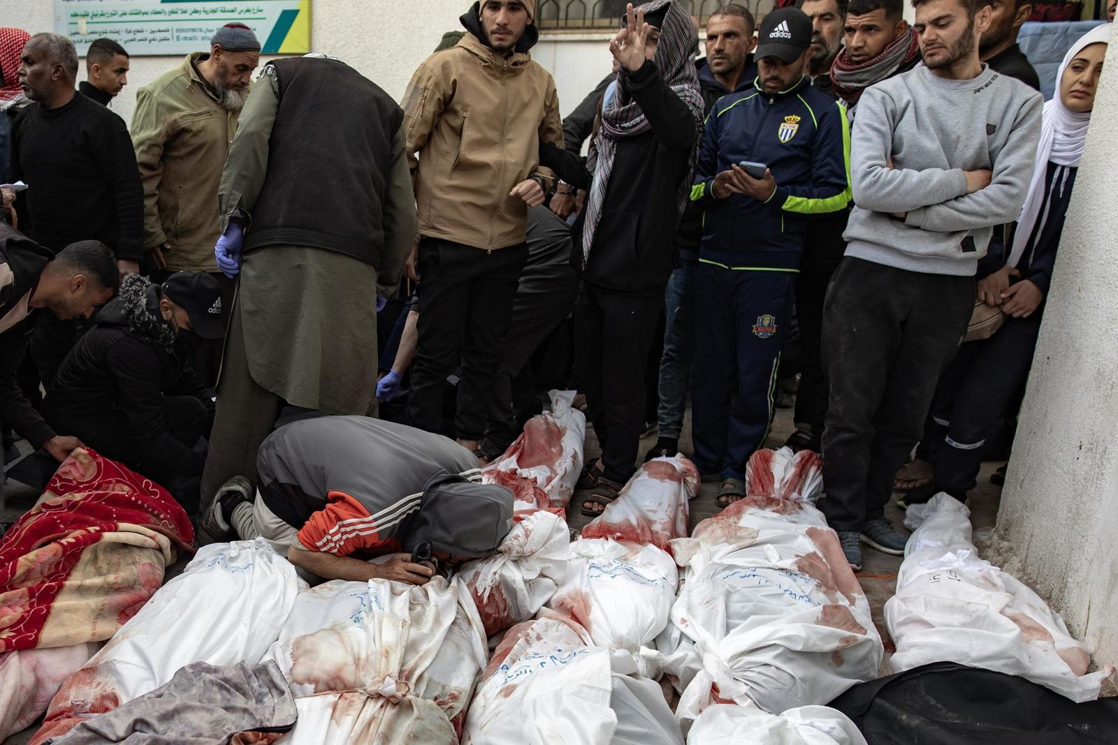 Cuerpos sin vida en el exterior de un hospital de Gaza tras los bombardeos de este lunes