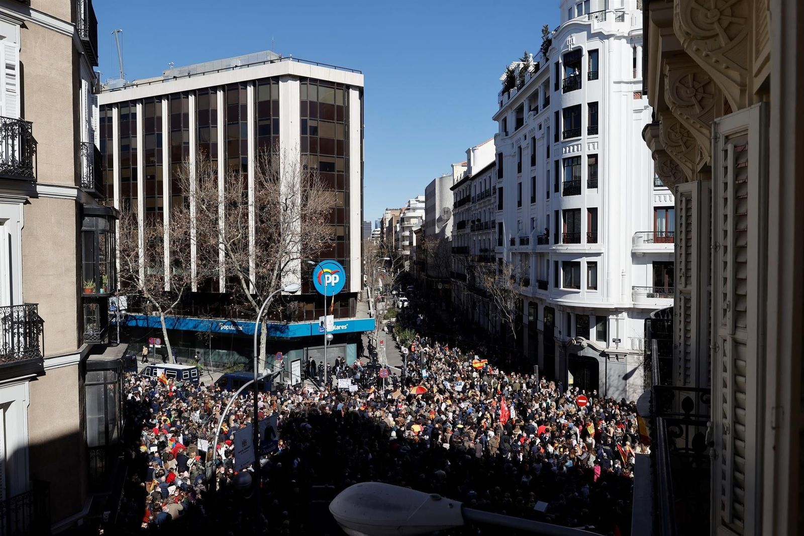 Miles de personas se manifiestan en apoyo de Ayuso frente a Génova y piden la dimisión de Casado y Egea