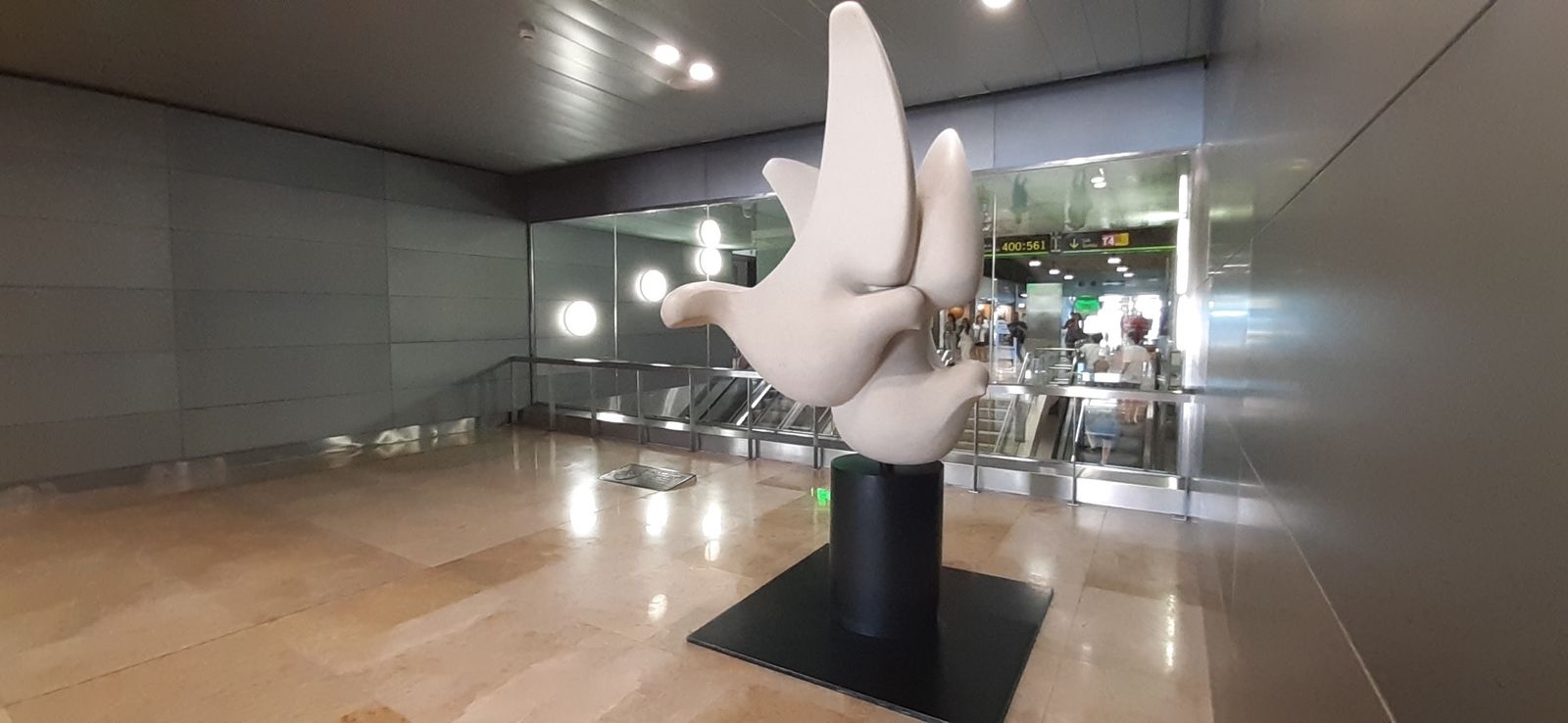 Monumento dedicado en el aeropuerto de Barajas a las víctimas del vuelo JK5022 de Spanair