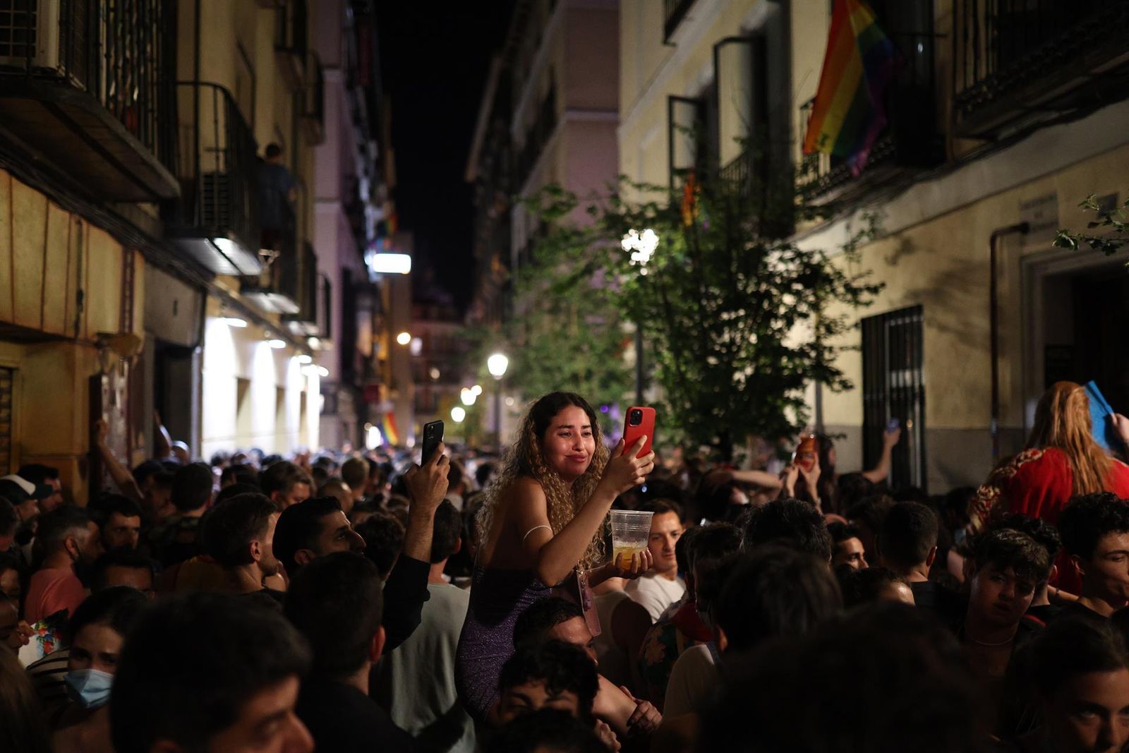 Cientos de personas en el barrio madrileño de Chueca celebrando el día del Orgullo LGTBI