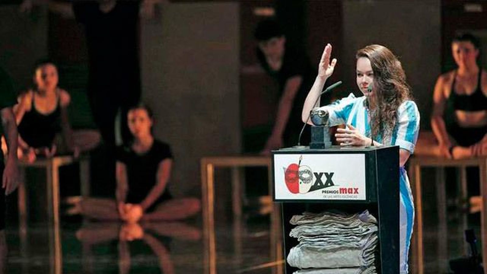 La danza de "Oksara" y "Caída del cielo" copa los premios Max