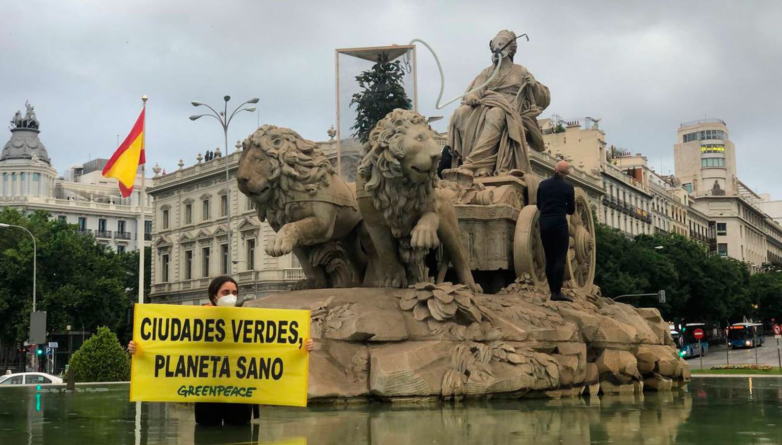 Activistas de Greenpeace en Cibeles