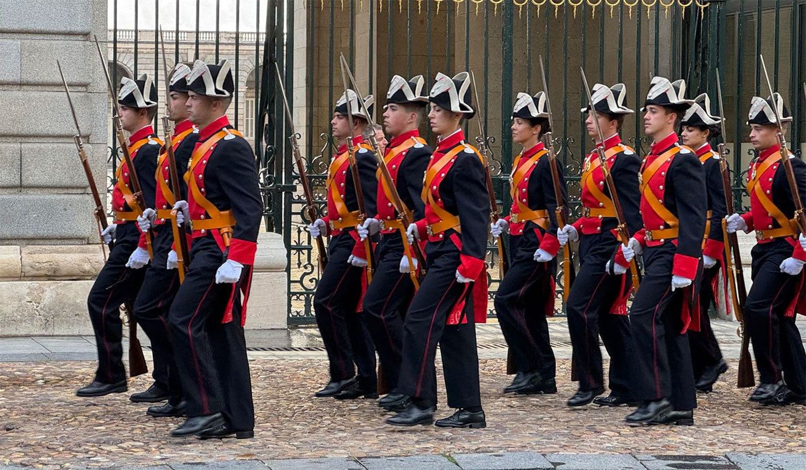 La tradicional retreta militar pone música y color en el centro de Madrid