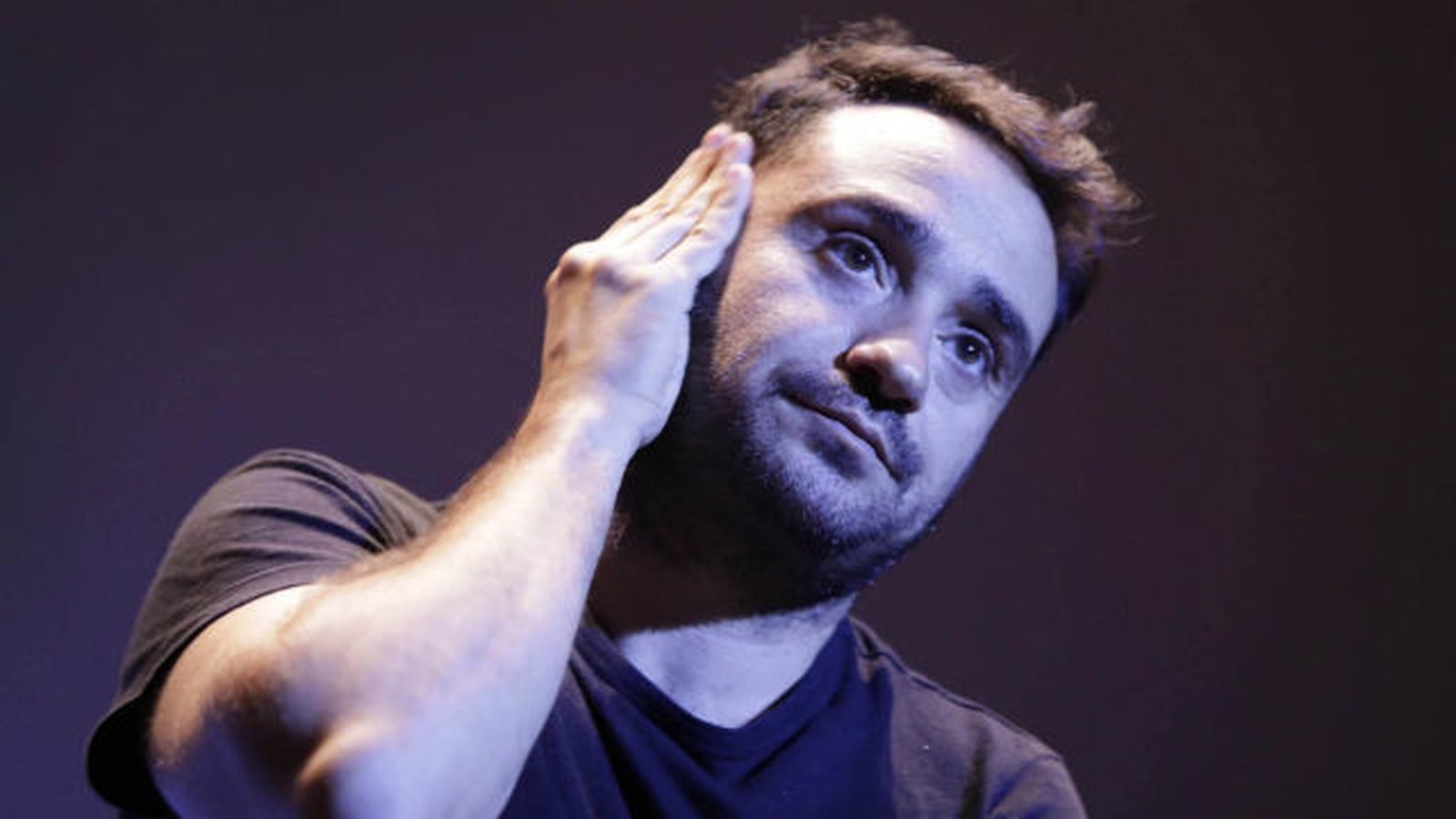 El director Juan Antonio Bayona tras presentar hoy su última película, "Un monstruo viene a verme"
