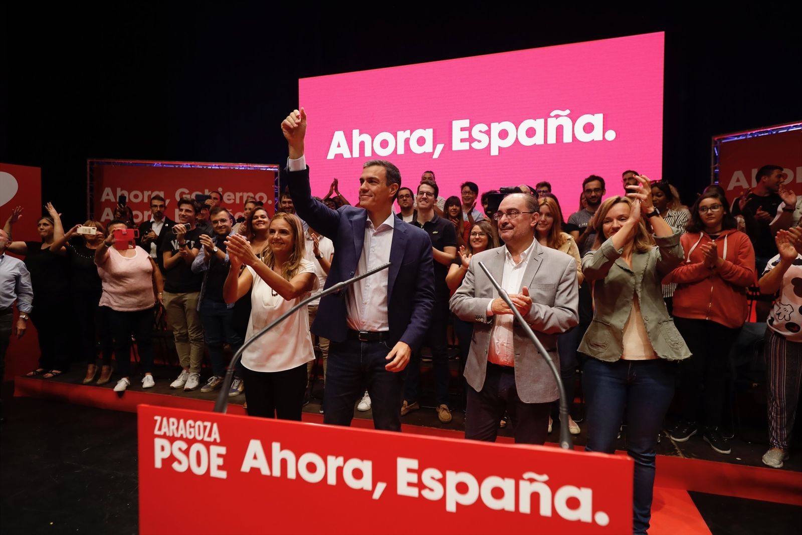 Pedro Sánchez con los aragoneses Pilar Alegría y Javier Lambán en una imagen de archivo de un acto del PSOE en Zaragoza