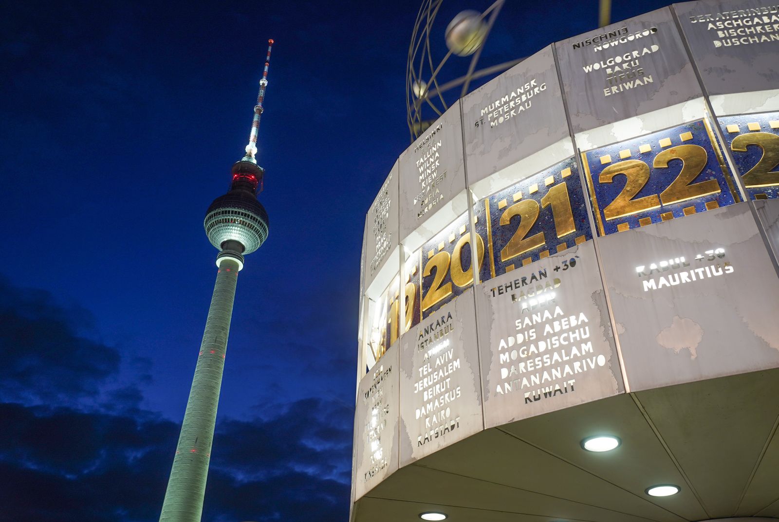El Reloj Mundial y la Torre de la Televisión de Berlín, en Alemania