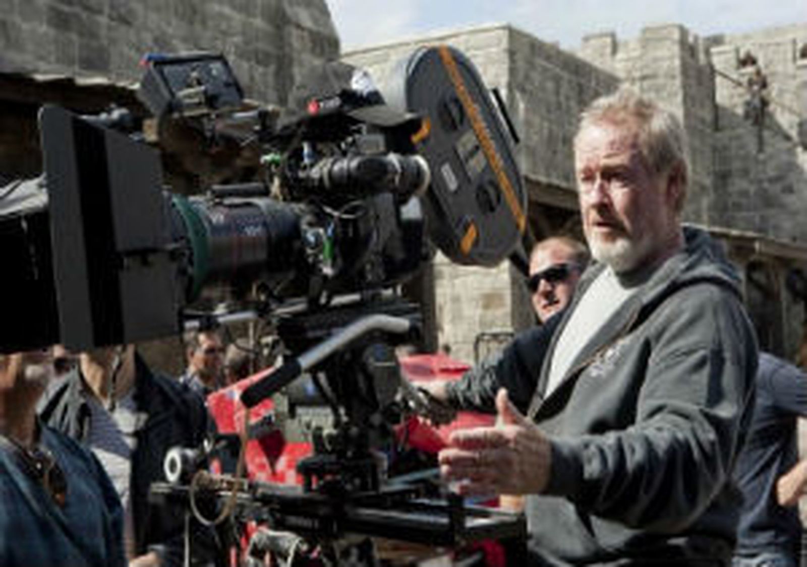 Ridley Scott visita la base militar de las FAMET para su próxima película