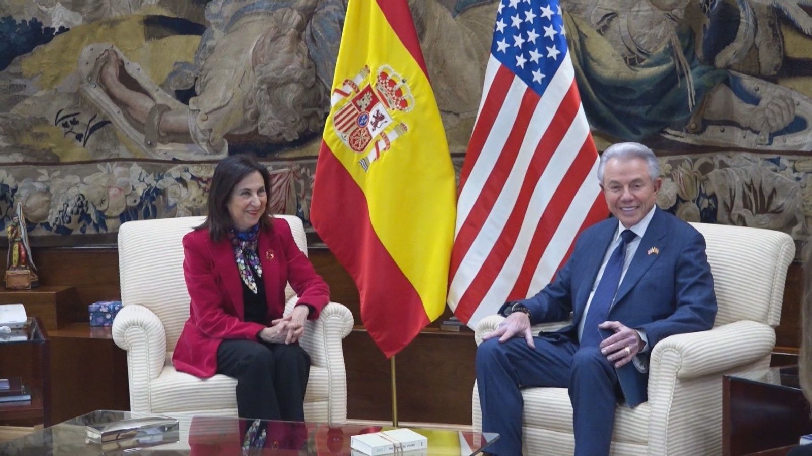 El Gobierno niega haber modificado su posición pero envía dos buques de guerra a Chipre