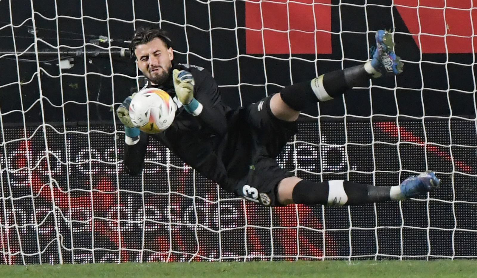 Dimitrievski para un penalti a Memphis Depay