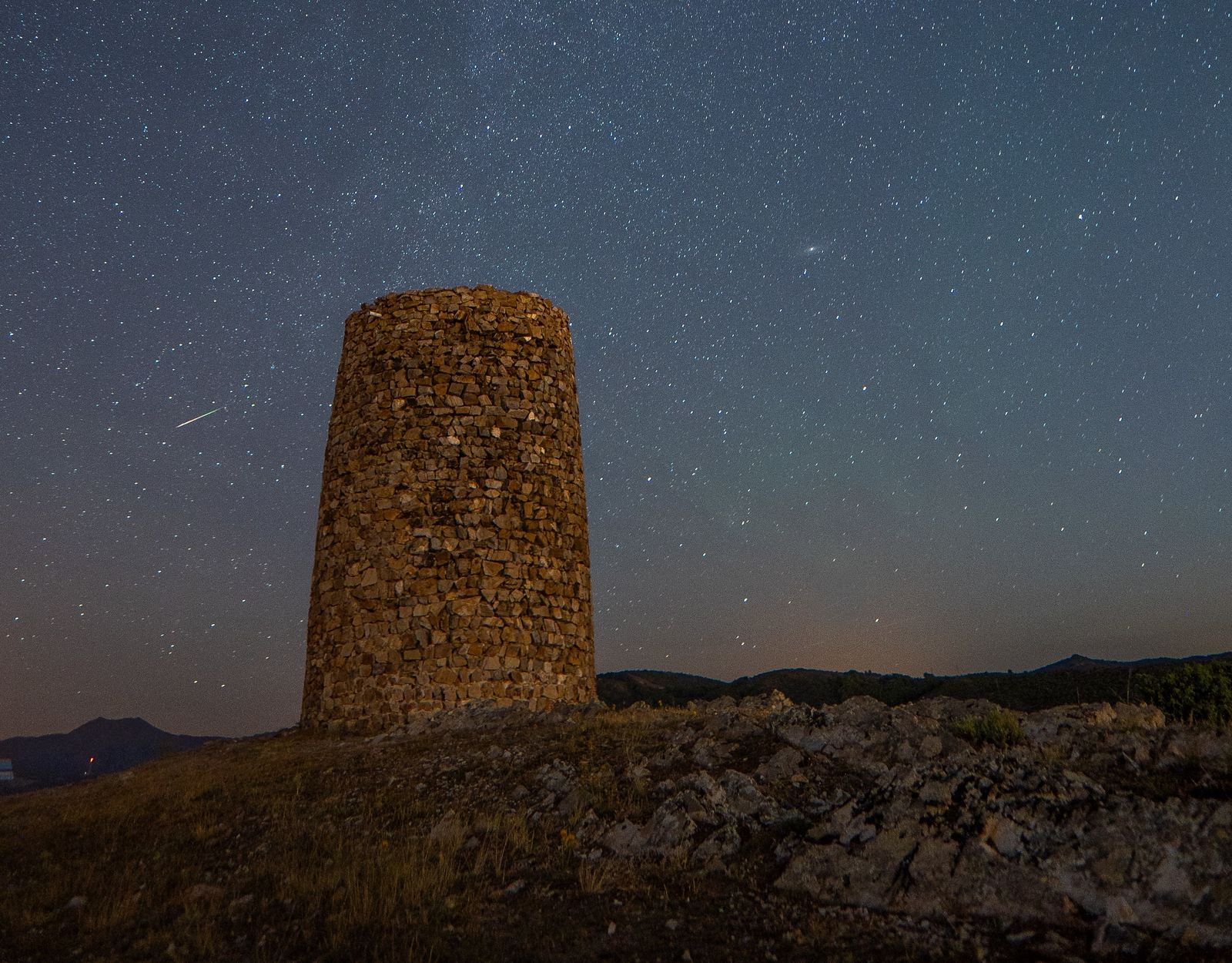 La atalaya de El Berrueco en una noche estrellada