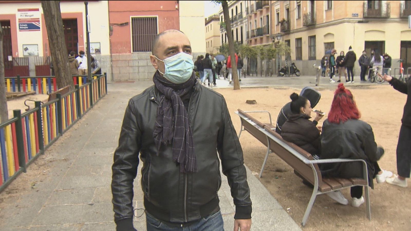 Juanjo Castro refleja en 'La Fuerza de un Barrio' la cadena de solidaridad de los vecinos de Malasaña