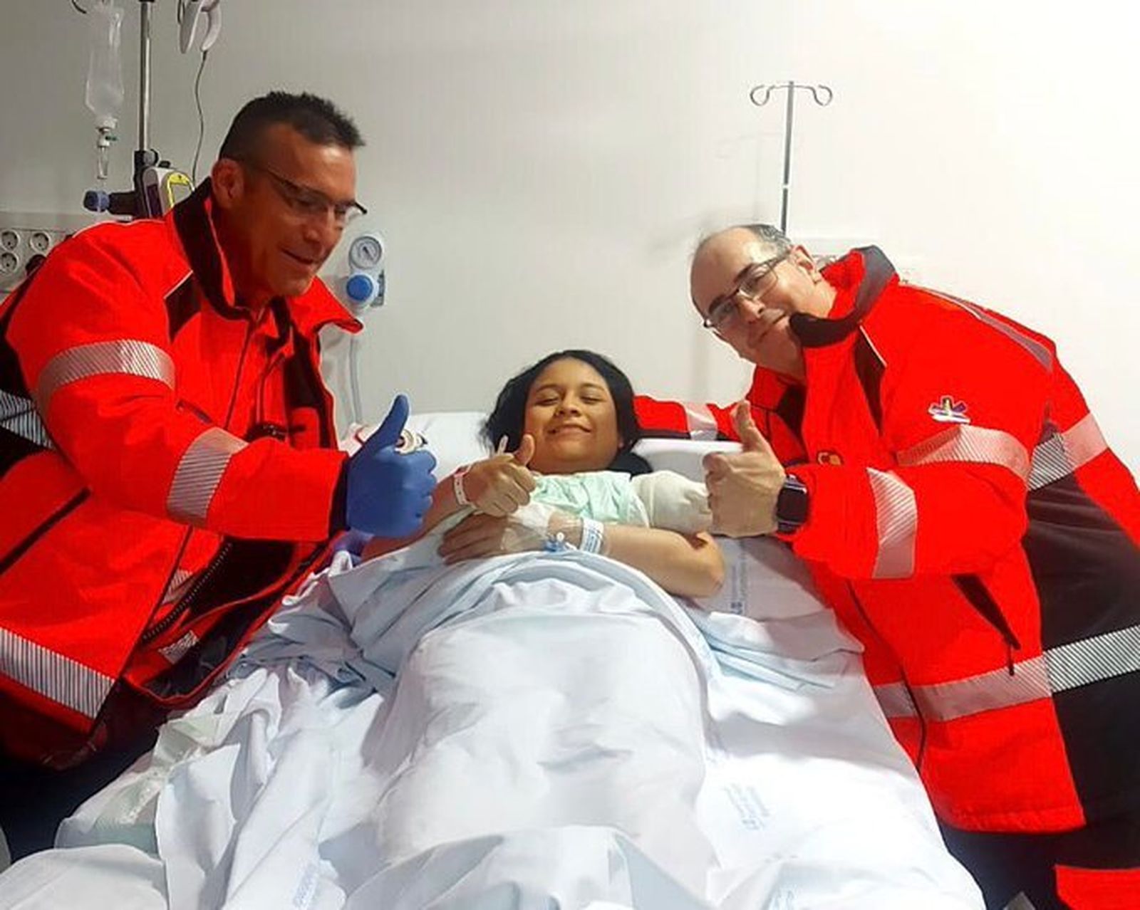 El equipo sanitario del SEAPA de Pozuelo de Alarcón junto a la madre del bebé