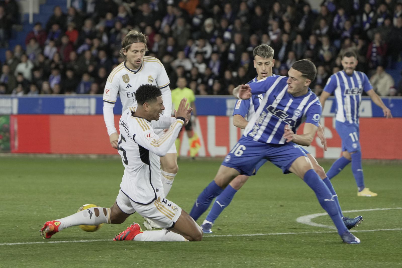 Bellingham lucha un balón con Rafael Zamora en el Alavés-Real Madrid de Liga